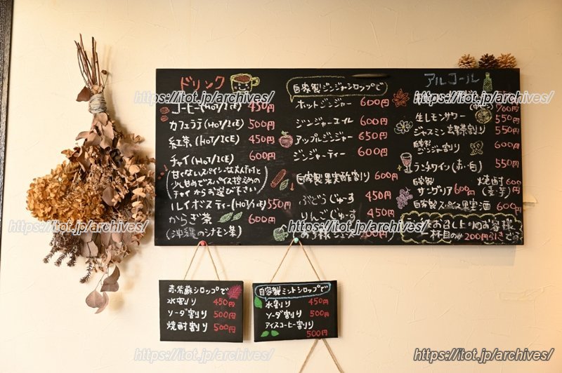 ドリンクメニューでは、アルコールも提供している