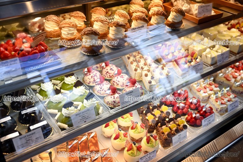 ショーケースには種類豊富なケーキが並ぶ