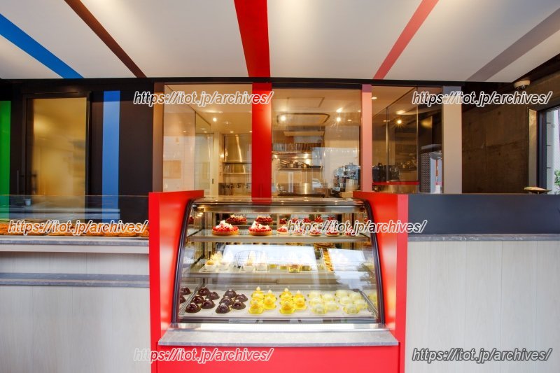 店内には、朝早くから1日10回以上、ガトーバスクが追加され並んでいく