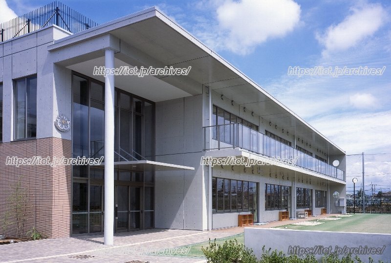 「日出学園小学校」の外観