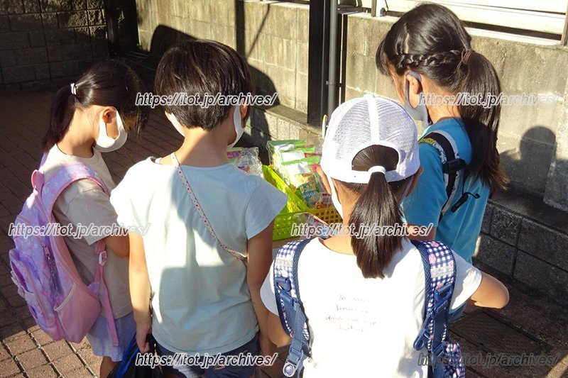 「お月見どろぼう」に参加する子どもたち