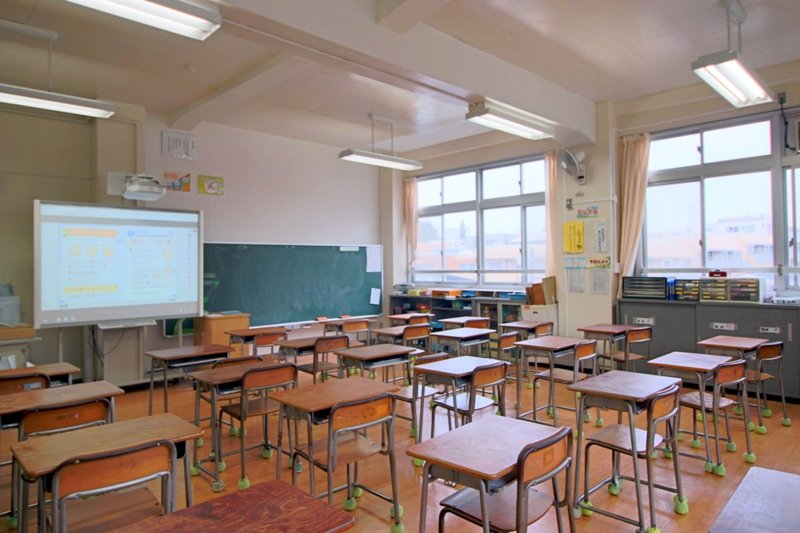 電子黒板が設けられた教室