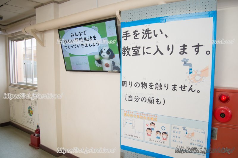 先生と生徒がお互いに協力し、逆境に負けずに学校生活を送っている