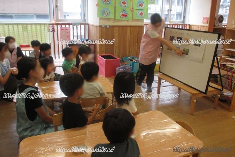 食育でとうもろこしの皮むきに挑戦