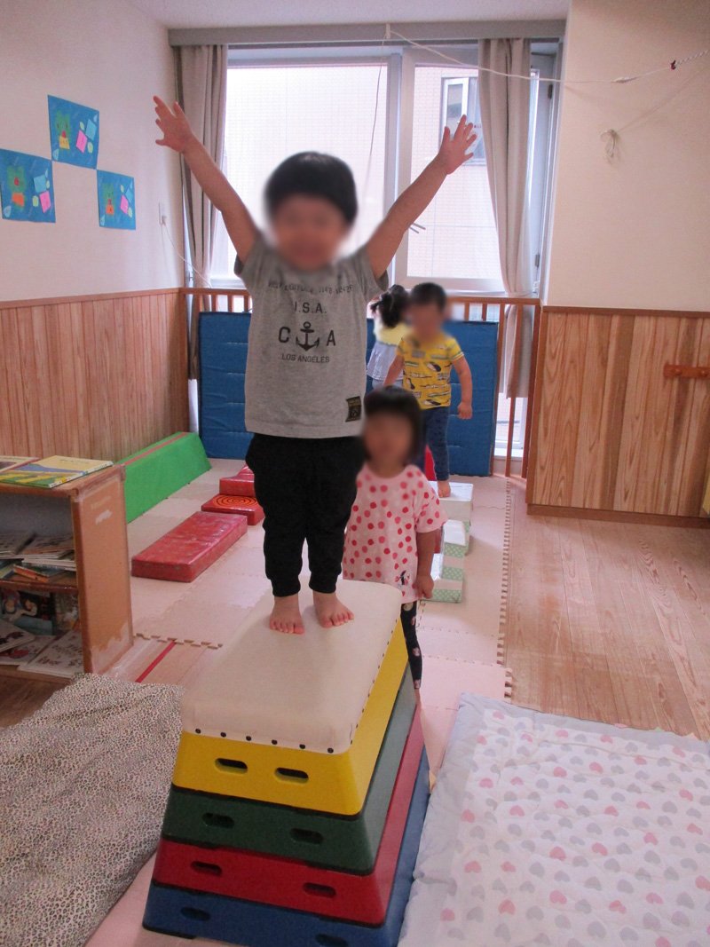 園内で活発に体を動かす子どもたち