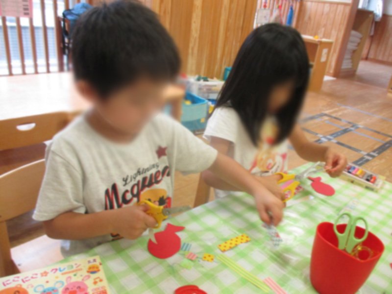 製作を楽しむ子どもたち