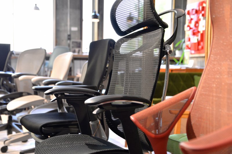 高機能なオフィス用のワークチェアも展示・販売する