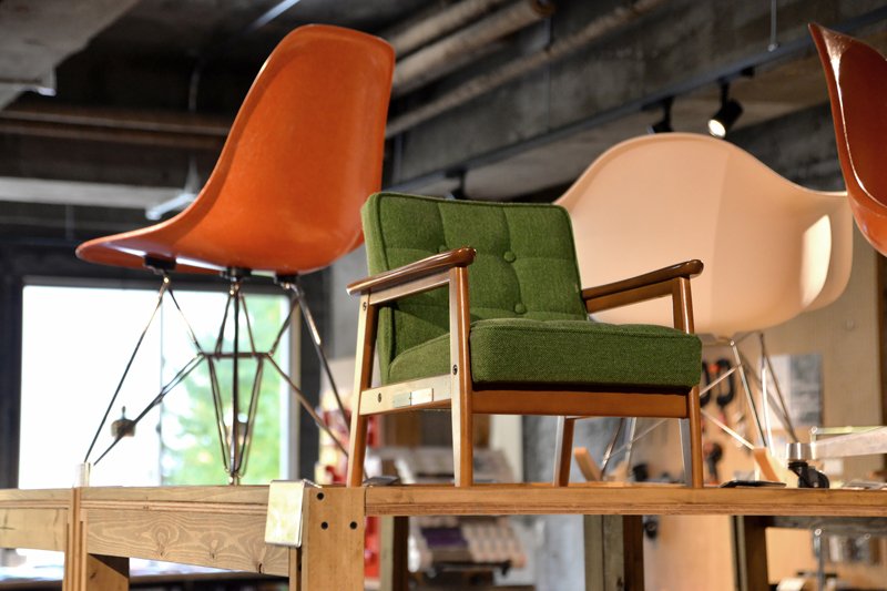 写真中央は「カリモク60」の「Kチェア」のミニチュア版「Kチェアミニ」