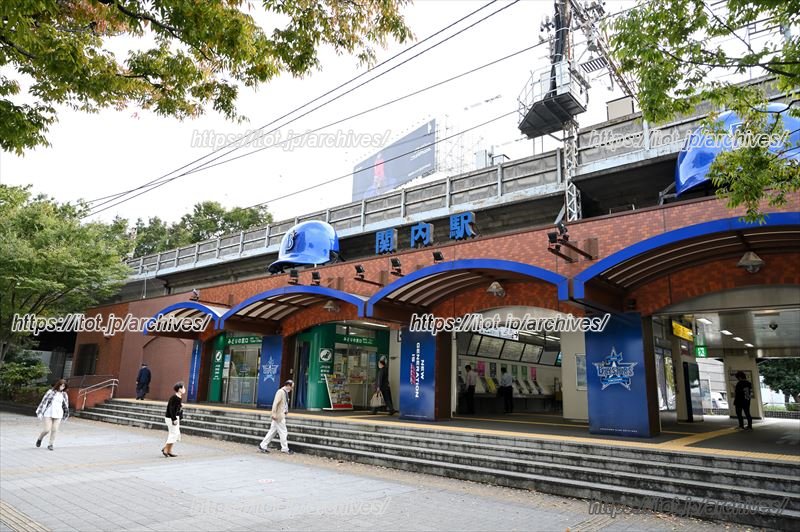 江戸時代の開港時の「関内」の通称が定着し、現在の駅名にもなっている