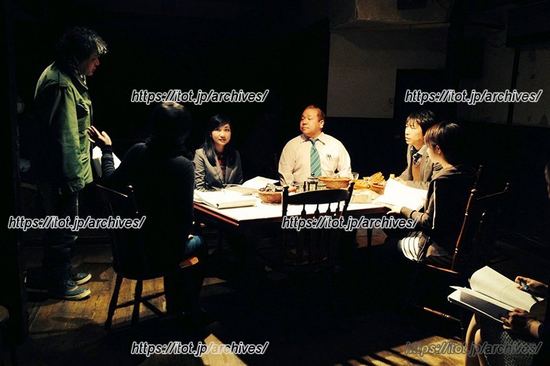 演劇の稽古中の様子(ネオンホールプロヂュース公演「マッチ売りの少女たち」 原作:別役実 作:平田オリザ 演出:西村和宏)