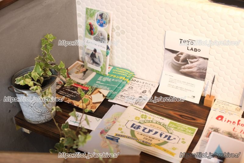 カフェには地域の様々なイベント情報が集まる