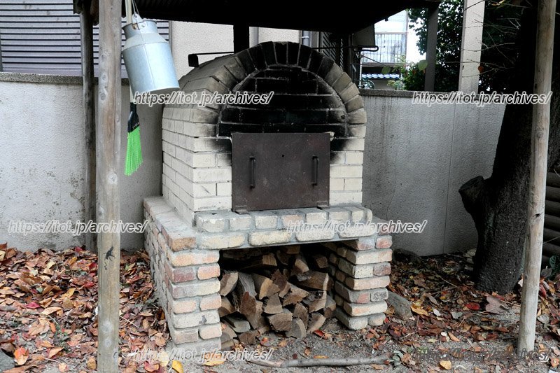 保護者が休日のワークショップで作成した石窯