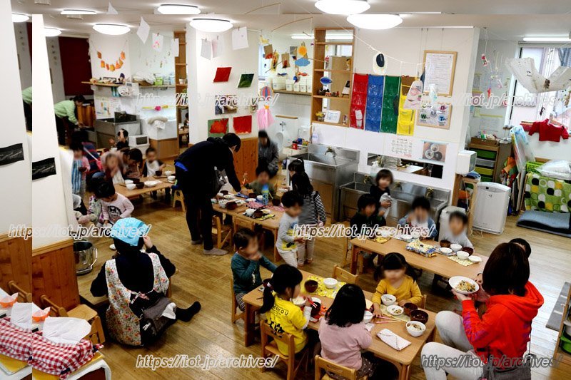 0・1・2歳児クラスが、ワンフロアでともに食べる