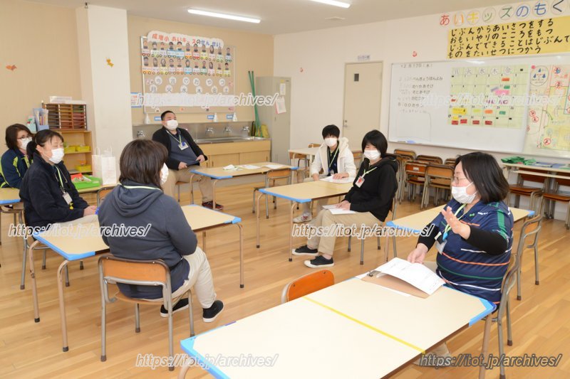 放課後、子どもたちを迎えるためのミーティングの様子