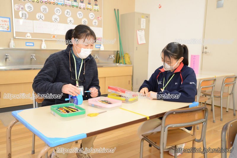 子どもたちが日々使用する文房具の準備やワークショップの準備にも余念がない