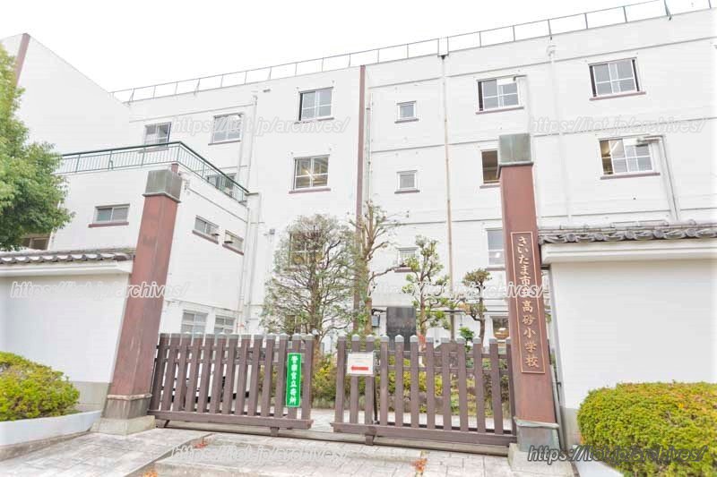 「高砂小学校」のシンボル・正門わきの城壁のような外壁（真砂塀）と門（高砂門）