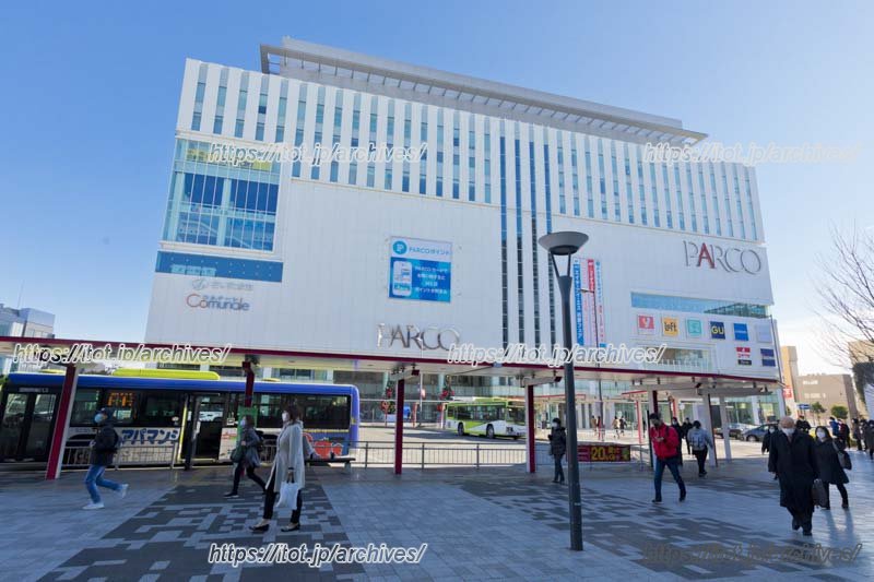 「浦和駅」周辺は古くから市の中心として、商業・文化施設などが集まる。（写真は駅東口前のロータリーと「浦和PARCO」）。