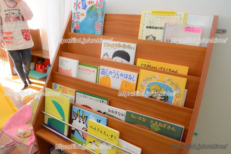 様々な絵本が揃う