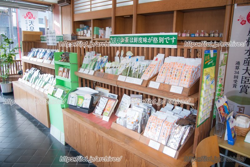 店内ではさまざまなお茶を販売している