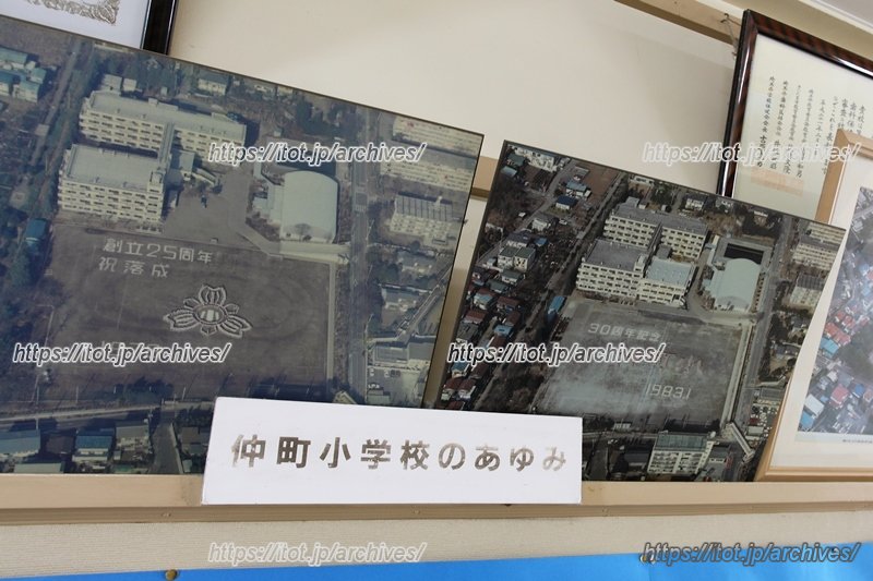 2021（令和3）年度に創立70周年の節目を迎える（写真は、校内に飾られた学校の歴史を伝える写真）