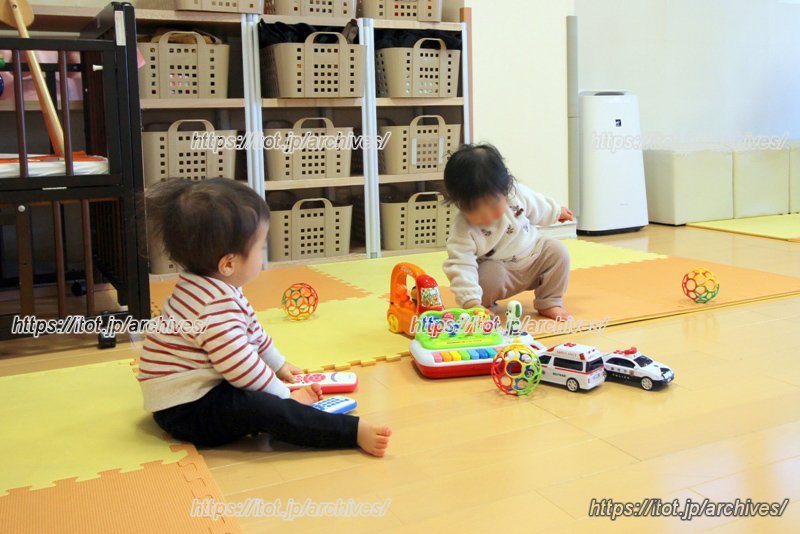 おもちゃで遊ぶ子どもたち
