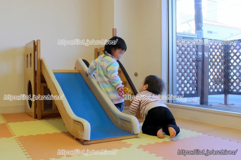 窓辺に設置されたすべり台