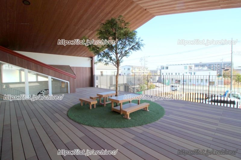 2階ホールの舞台裏に位置する、ピクニックも楽しめるテラス