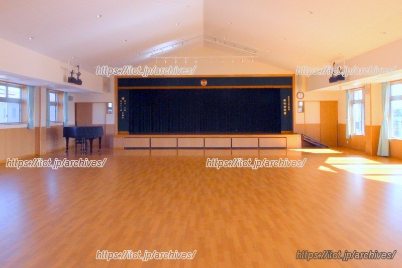 床材から舞台裏までこだわった2階のホール