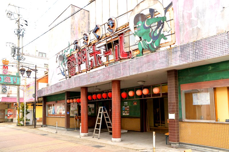 ロケで使用されたままの状態の、あさくさ雷門ホール大看板