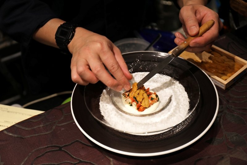 フレンチの技法を全面に出し、目にも美しい一品を仕上げる