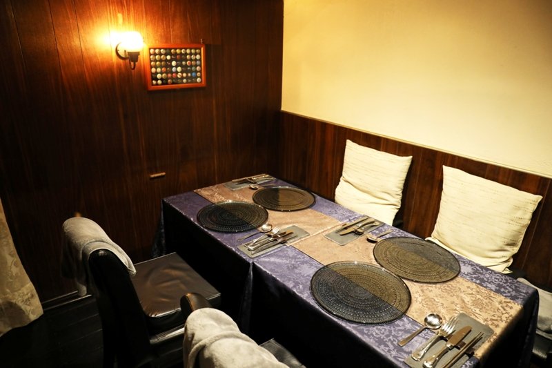 ゆったりと食事ができる店内