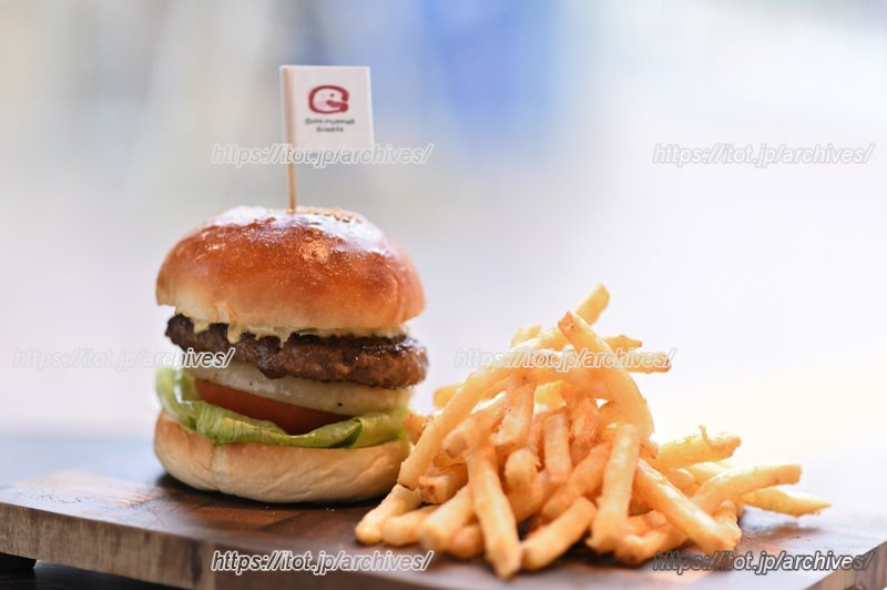 看板メニューの「GMCプレミアムバーガー」