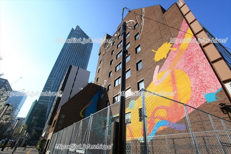 ビルの壁面を活かした壁画