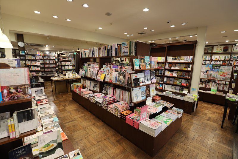 書店内はモダンな雰囲気