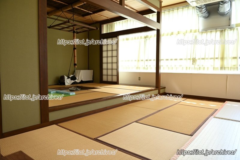 校内の和室で茶道体験などを行う