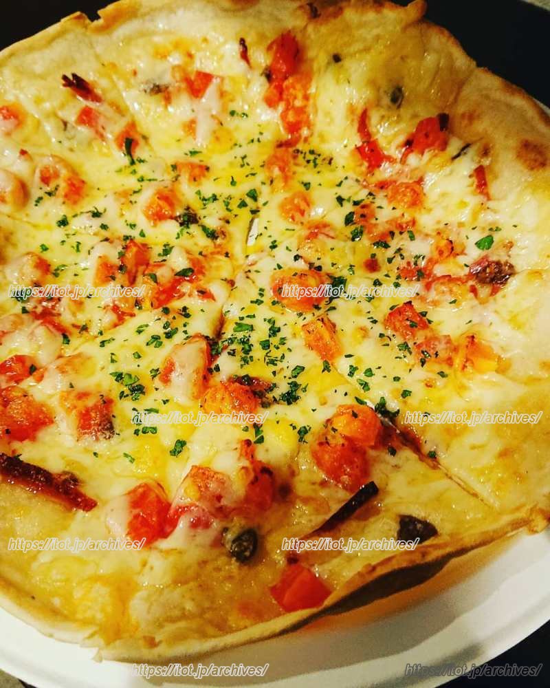 サラミとアンチョビのピザ