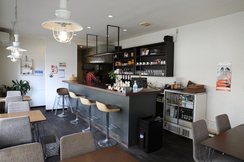 大きな窓で明るい店内