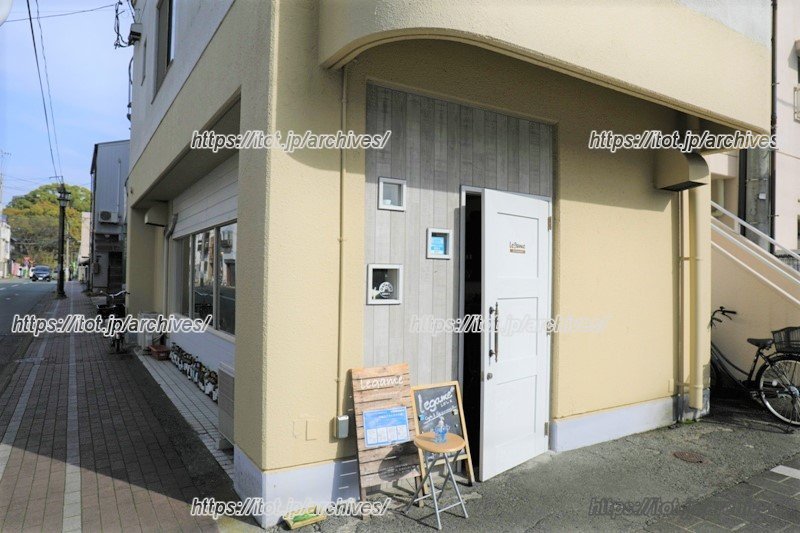 白いドアが目印