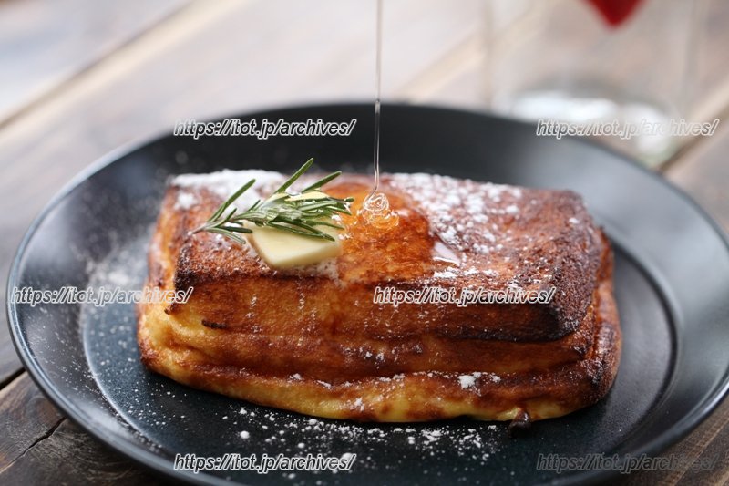 秋から春にかけて提供される「おもちフレンチトースト」