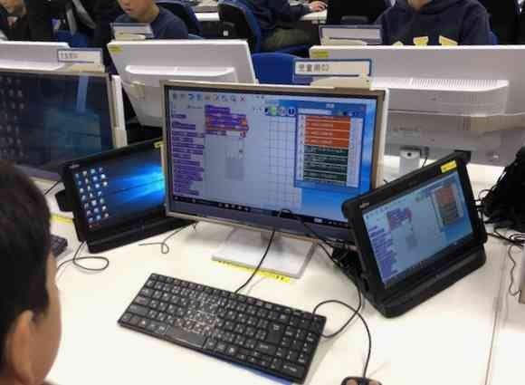 プログラミング授業の様子（学校HPより）