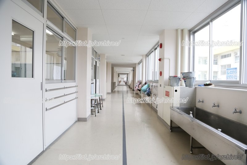 一直線に伸びる廊下