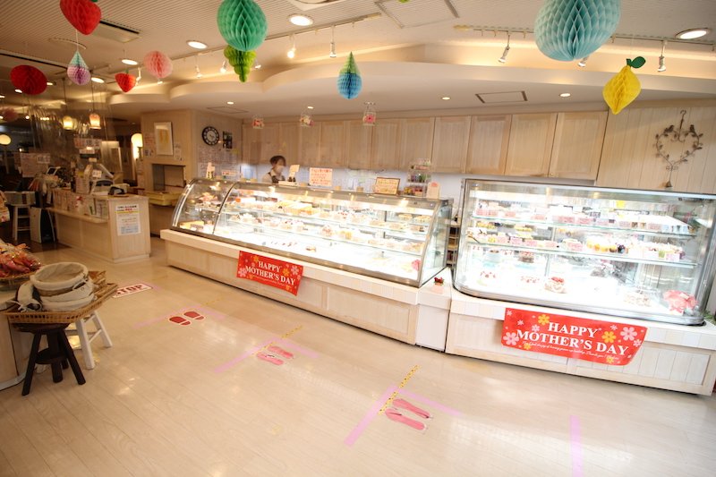 明るい店内。奥には喫茶スペースが用意されている