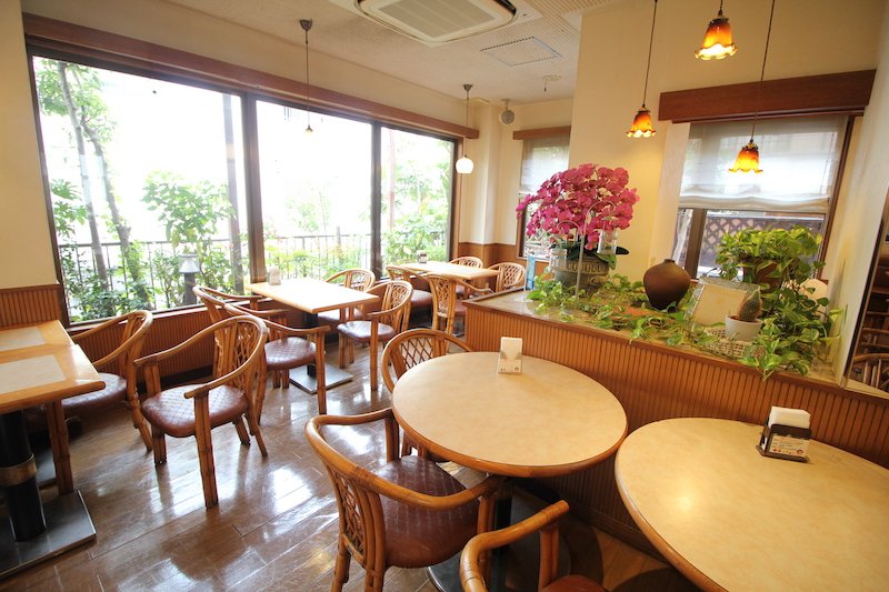 窓からは緑も望める喫茶スペース