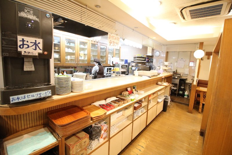 オーダーしたメニューを取りに来るカフェスタイル