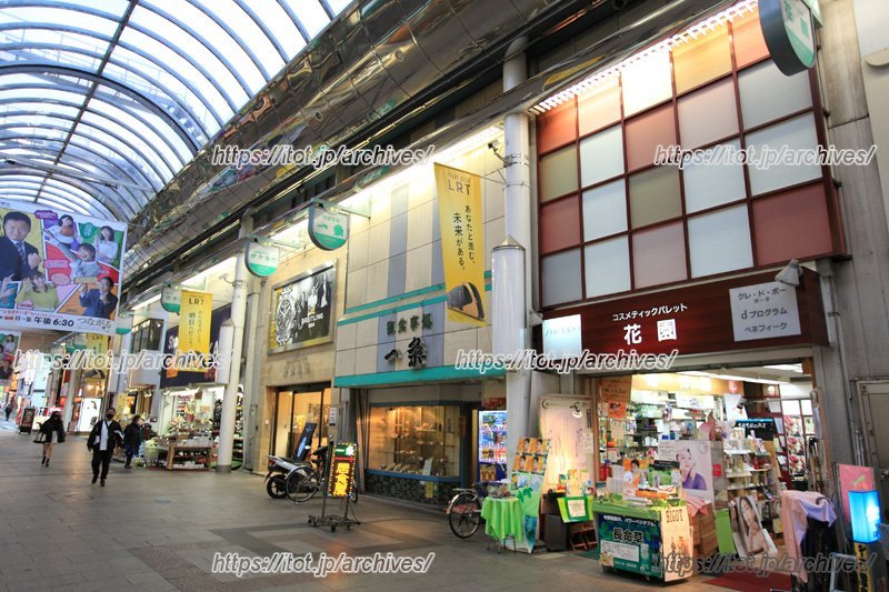 およそ120店舗が軒を連ねている