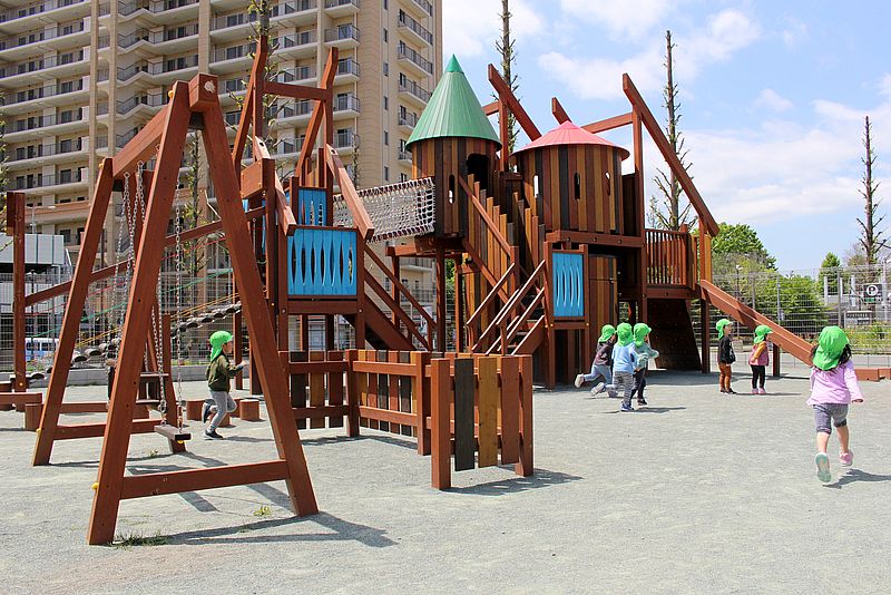 遊ぶだけで運動機能が身につく大型木製遊具「AINI」