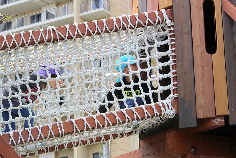 四つん這いで進むネットのトンネル