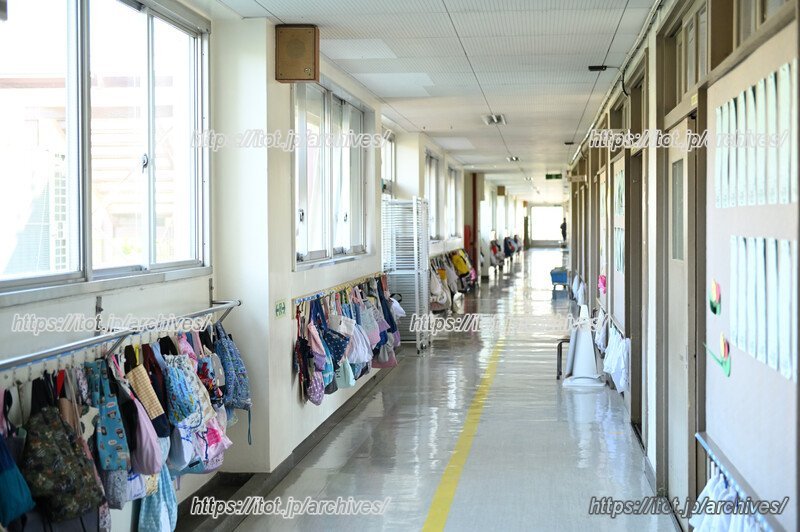 生徒や先生が行き交う廊下