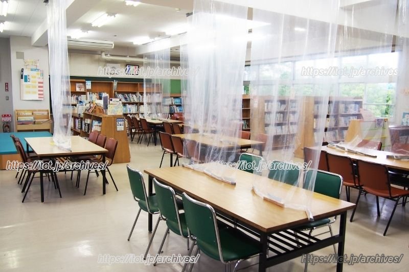 校長先生の読み聞かせで、児童は年間約130冊の絵本にふれる