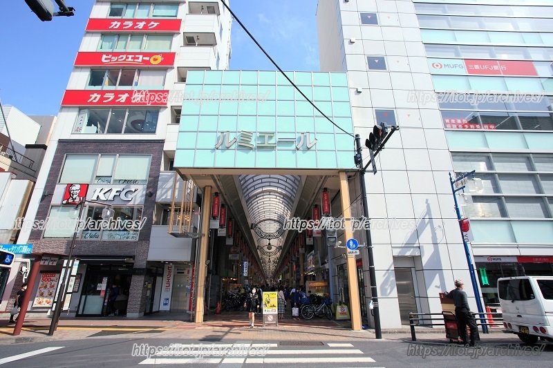 駅南口を出ると見えてくる「新小岩ルミエール商店街」